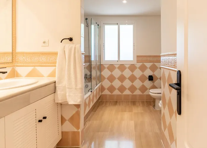 Fantástico ático En Marbella, Con Vistas Al Mar Y A 300 Metros De La Playa Apartamento *