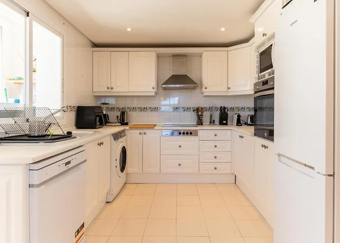 Fantástico ático En Marbella, Con Vistas Al Mar Y A 300 Metros De La Playa *