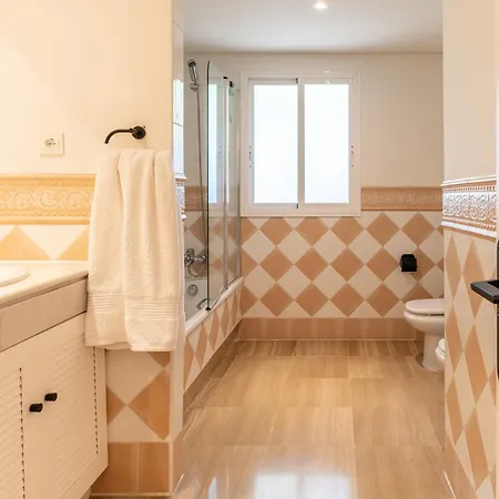 Fantástico ático En Marbella, Con Vistas Al Mar Y A 300 Metros De La Playa Apartamento *